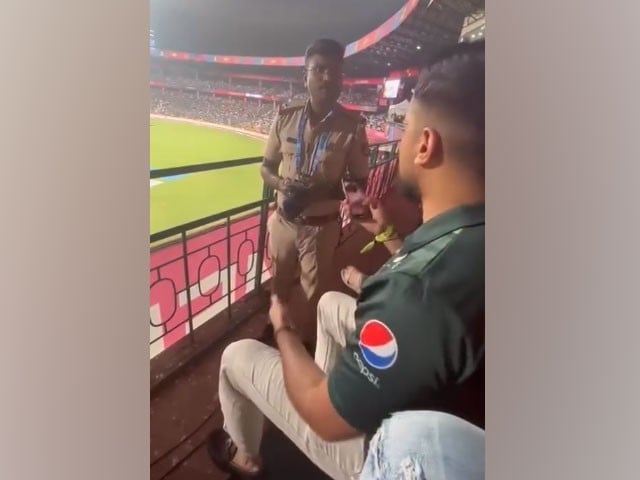 extremes of prejudice; Indian police stopped the fans from chanting Pakistan Zindabad Photo: Screen grab