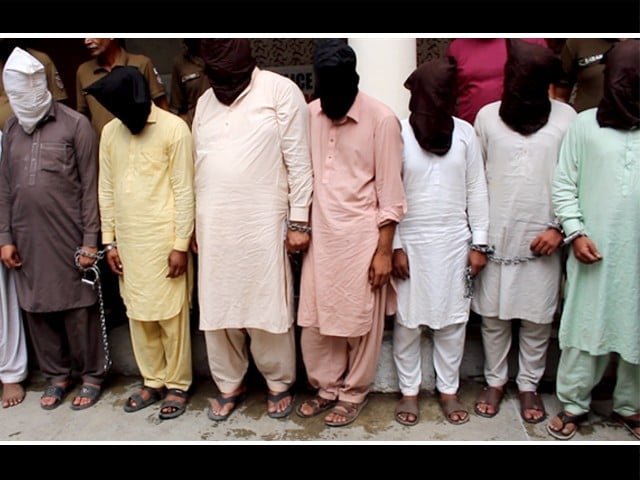 A 15-member gang from Sindh was arrested for pickpocketing in Minar Pakistan rally (Photo: Video Screen Grab)