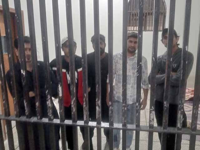 Lahore; 11 car racers were arrested for performing dangerous stunts on the roads Photo: Lahore Defense Police