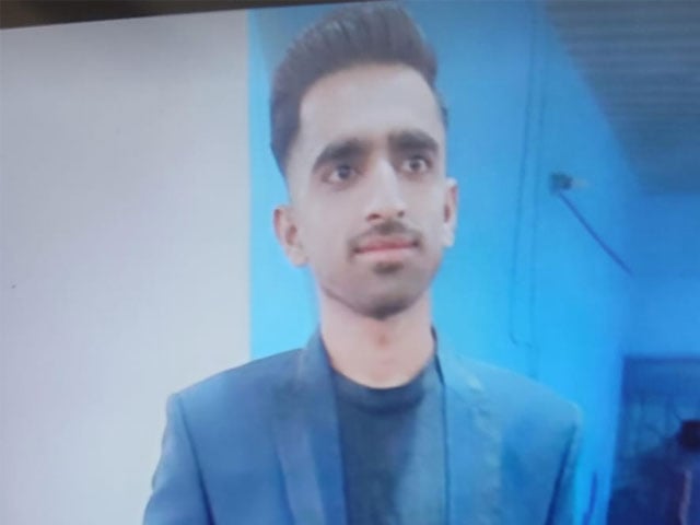 A young man was killed in a shootout between the police and robbers in Karachi