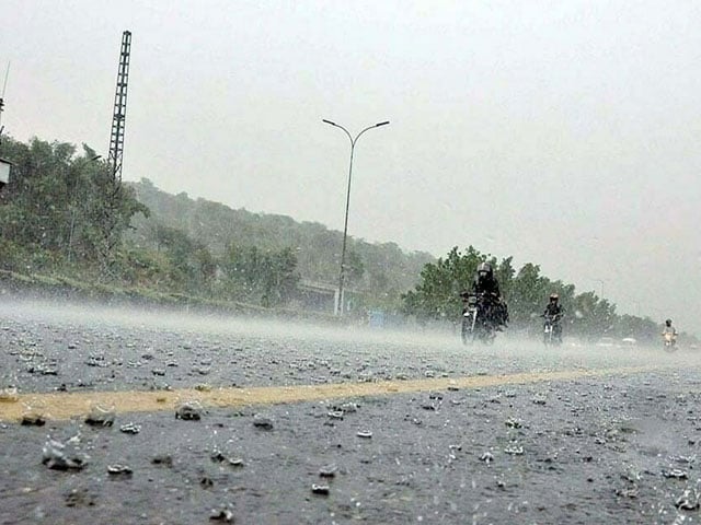 Sudden rain and wind in the suburbs of Karachi