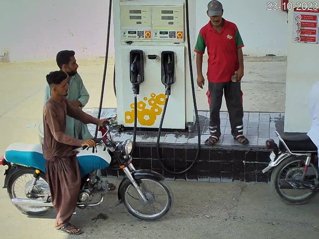 Bandit rule in Karachi city;  Armed suspects robbed 3 petrol pumps