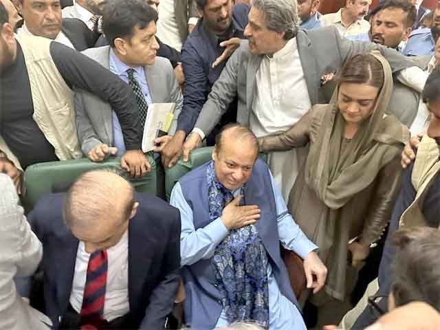 Nawaz Sharif appears in accountability court, granted bail in Tosha Khana reference On the occasion of the hearing, the door of the courtroom was closed due to the crowd (Photo: Screengrab).