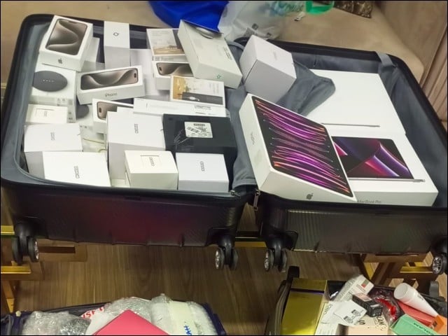Karachi Airport; iPhones and other items worth 96 lakhs were recovered from a woman who came from Dubai iPhones and other items seized at Karachi Airport (Photo: Customs)