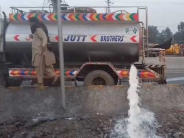Lahore; The supply of 10,000 liters of poisoned milk prepared from the powder was foiled Bad quality milk was being supplied from Sargodha to Rawalpindi: Photo: File