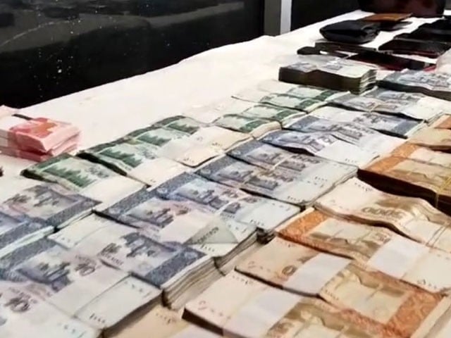 Suspects involved in bank robbery in Karachi arrested in 12 hours, looted money recovered Photo screen grab