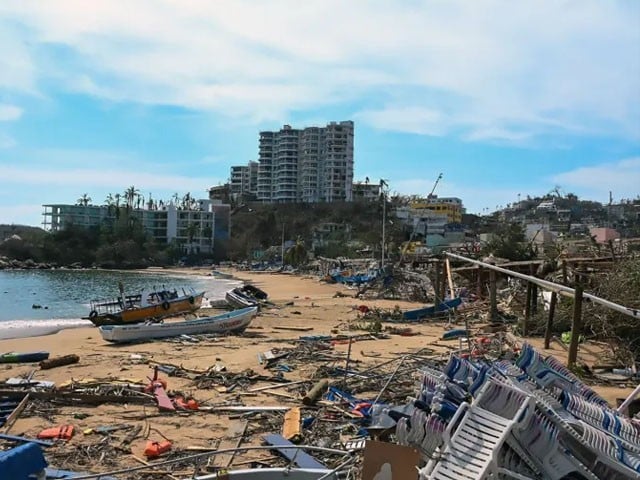 Powerful storm hits Mexico; 27 people killed Patients had to be shifted to another place due to the fear of flood relay entering the hospital, Photo: AFP
