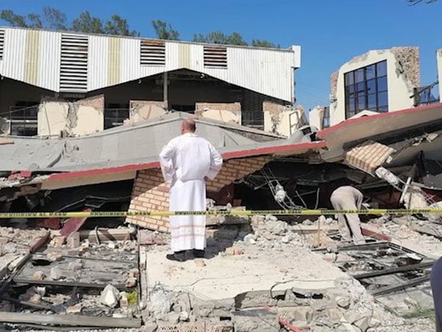 Mexico;  9 people died and 50 were injured when the roof of the church collapsed