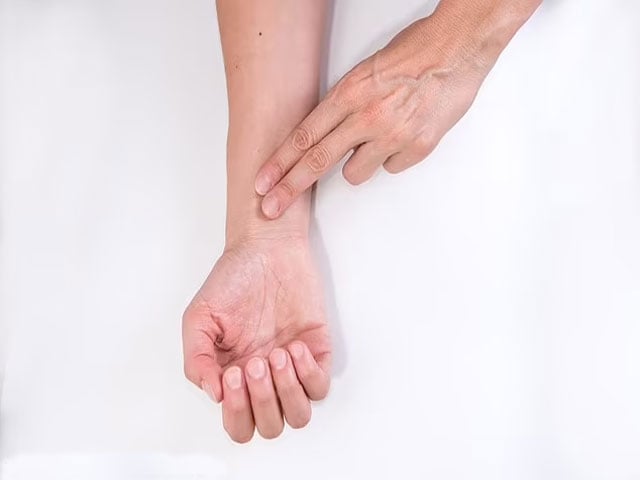 The traditional method of tapping with the fingers can quickly reduce anxiety