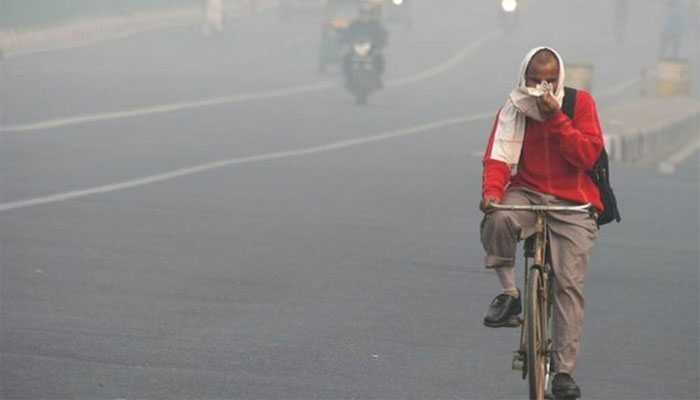 Increase in smog, cold, flu, fever, throat infection in Lahore ---File photo