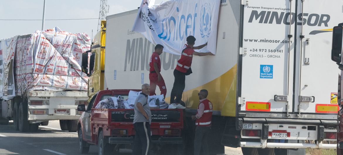 Trucks carrying humanitarian aid wait at the Rafah crossing into Gaza. (file)