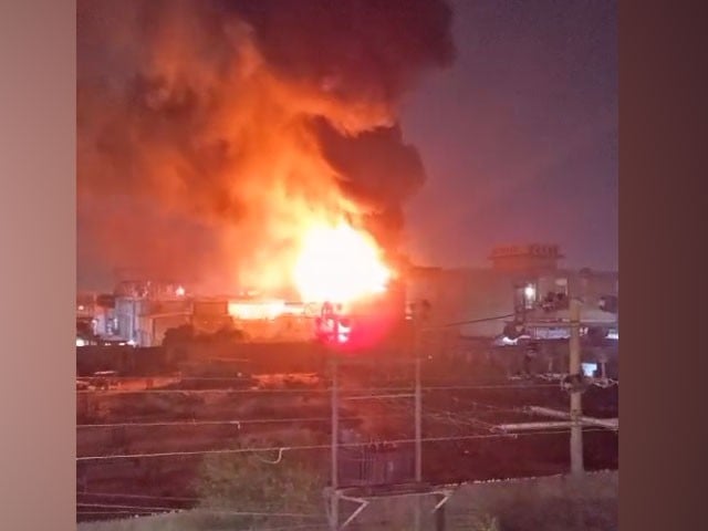 Karachi; A fire broke out in the towel factory, all the goods were burnt to ashes Photo: Screen grab
