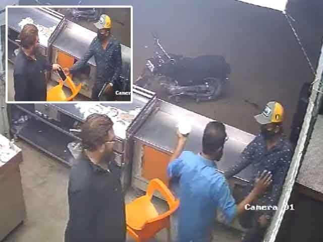 The footage of the robbery incident was obtained by Express News (Photo: Screen grab).