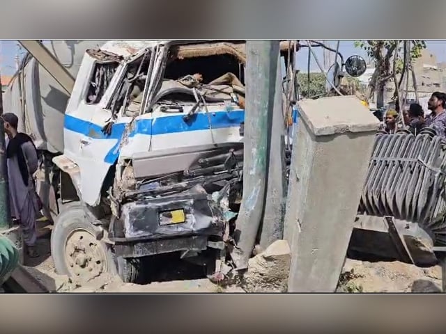 A tanker ran over a bike in Orangi, mother and infant died, father injured