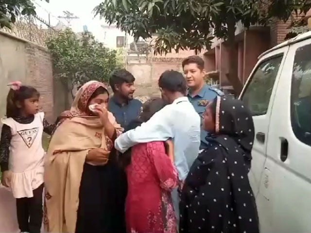 The family of the girl who was lost 9 years ago in Lahore has been found Brother and other relatives were overjoyed to see Fazeema.