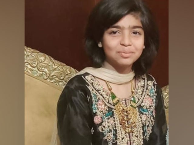Lahore; 15-year-old student kidnapped from Lytton Road Memorable photo of kidnapped student Hamna (Photo: Express)