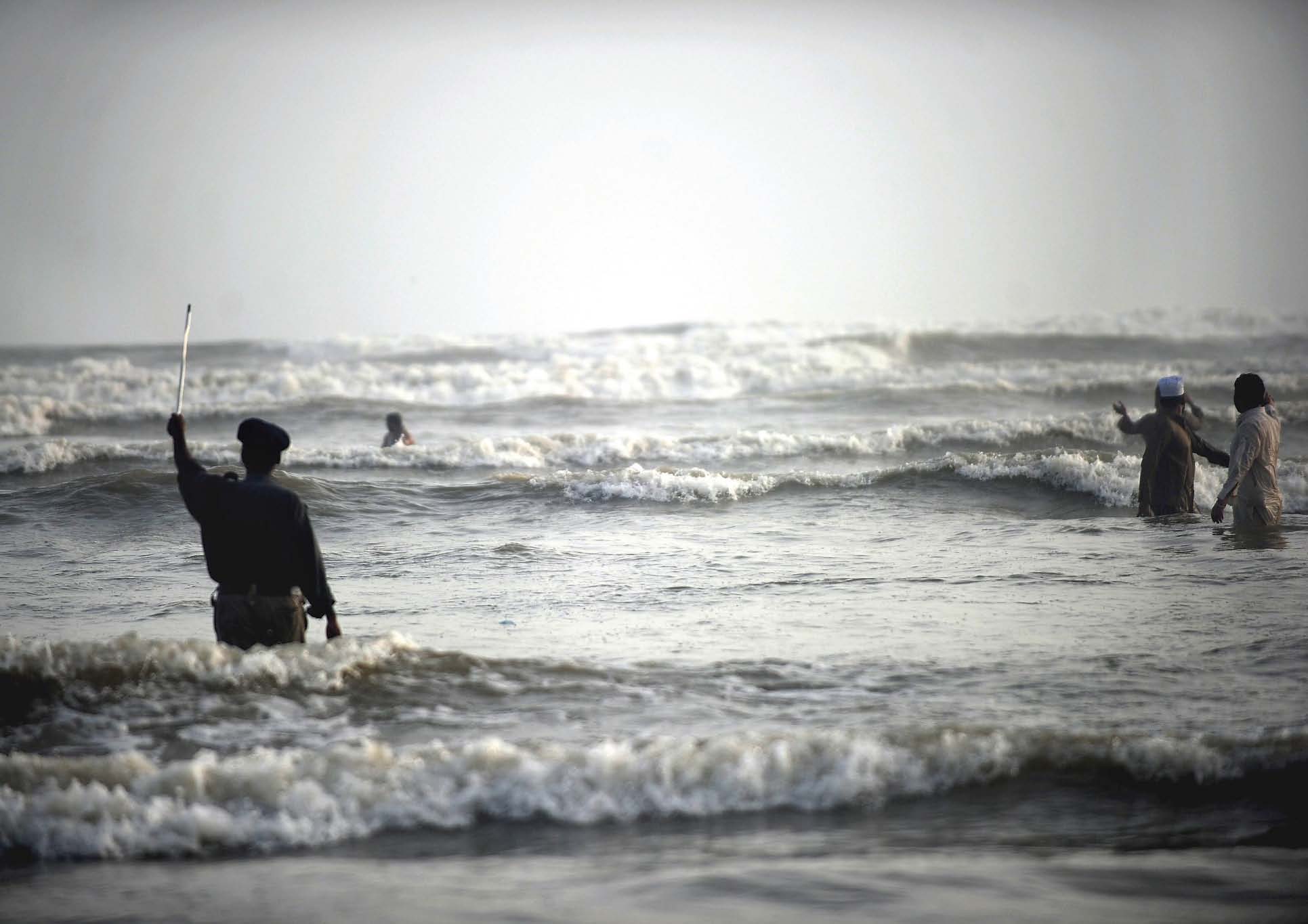 Karachi Police accepting bribe from youth for entertainment on Seaview