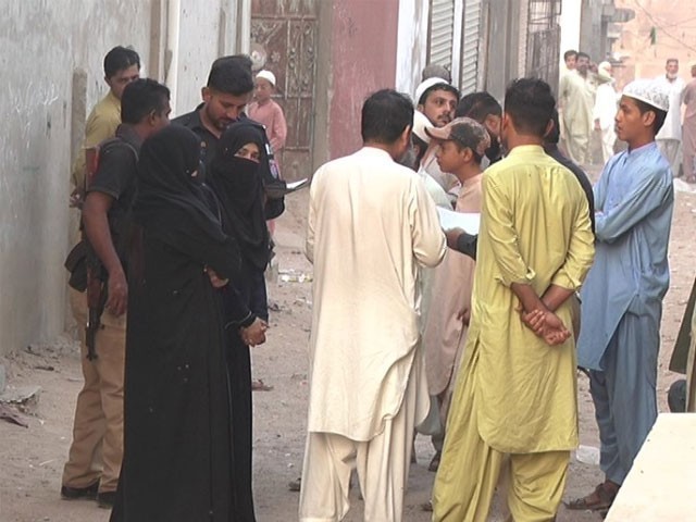 Police search operation in Karachi, many illegal residents arrested Records of foreign migrants were collected during the search and combing operation.