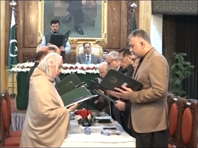 The 9-member caretaker cabinet of Khyber Pakhtunkhwa took oath (Photo: Video screenshot)