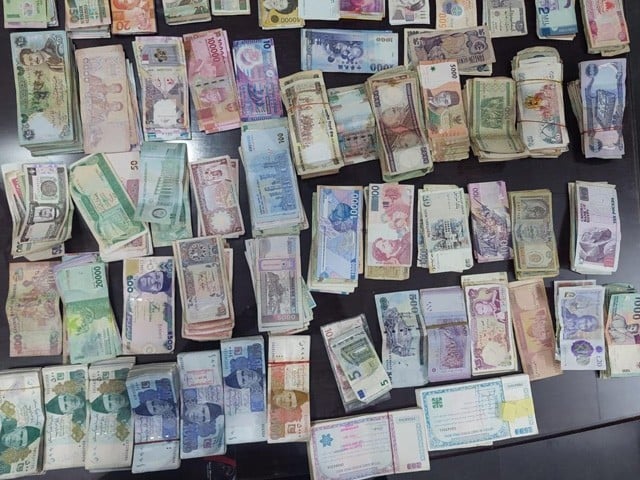 The sale of Israeli and Indian currency under the guise of prize bonds was caught in Karachi Photo Express