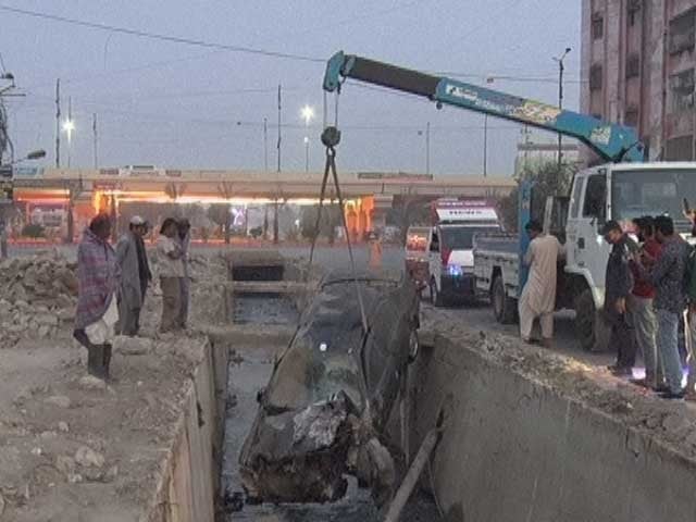 In Karachi, the car fell into an open drain, citizens rescued 3 teenage boys This is not the first accident in the said canal, many citizens and vehicles have fallen into the canal before.