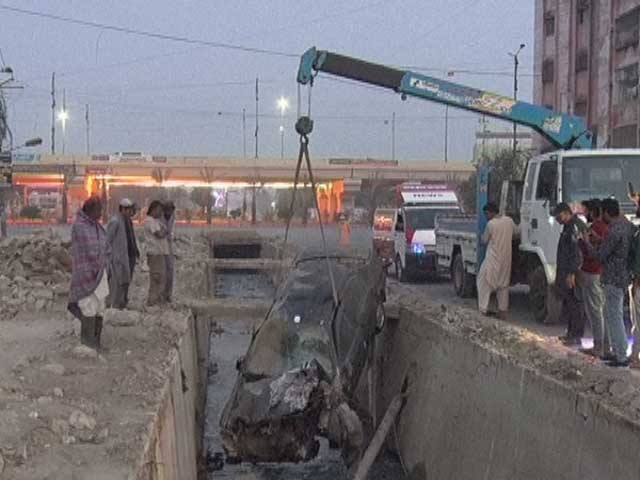 In Karachi, the car fell into an open drain, citizens rescued 3 teenage boys