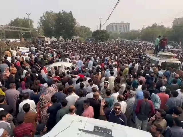 Re-organization of 'MD CAT' across Sindh including Karachi Fifteen thousand candidates took the entrance test in Karachi Expo Center (Photo: Express).