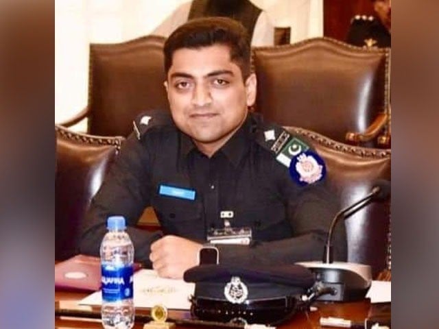 Karachi; Other cases also came up against the DSP arrested in the robbery Under-training DSP was posted at Ghazri police station: Photo: Express News