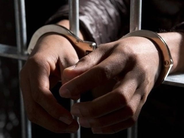 Karachi; 2 suspects including the dismissed police officer involved in short-term kidnapping arrested The arrested accused were identified as Ehsan Farooqui, son of Khalil Ahmed, who was dismissed from the police, and his accomplice Wahid Baloch.