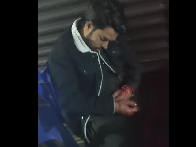 A citizen was killed by a waiter at a tea hotel in Lahore The waiter of the restaurant escaped from the incident after the shooting