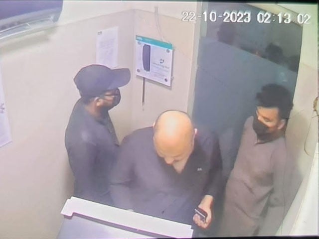 A group that kidnapped citizens in double cabin vehicles with official number was arrested Intelligence wing of CTD Sindh arrested the leader of the gang involved in kidnapping for ransom.