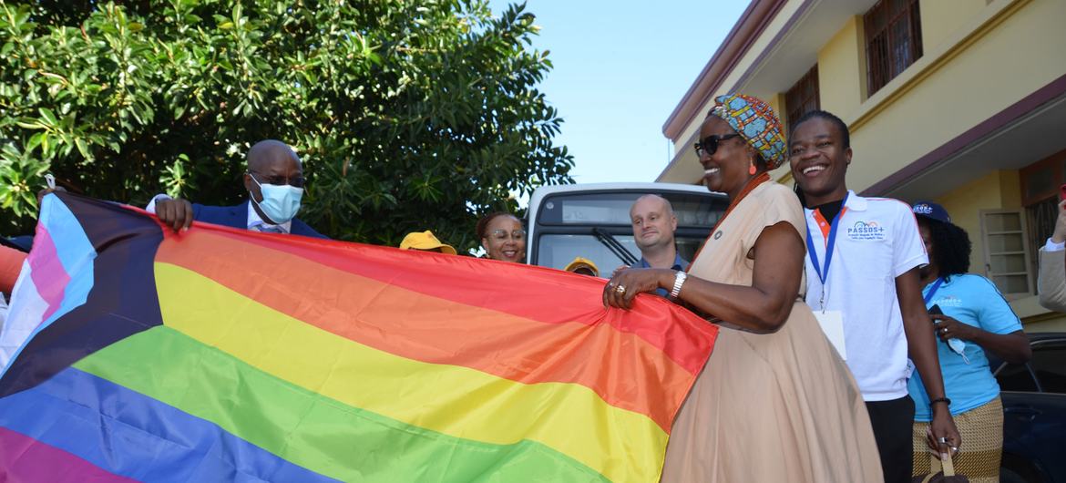 Michel Kouakou (left), UNAIDS Country Director Mozambique, and UNAIDS Executive Director Winnie Byanyima in Maputo, Mozambique in June 2023.