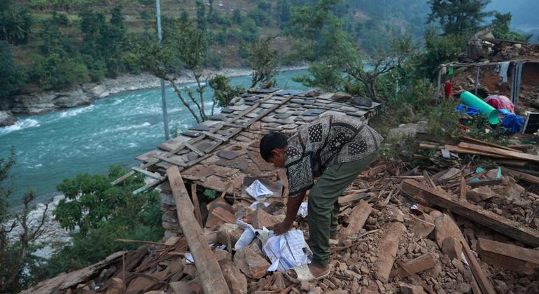 Nepal quake: UN response continues, as aftershocks leave families traumatized