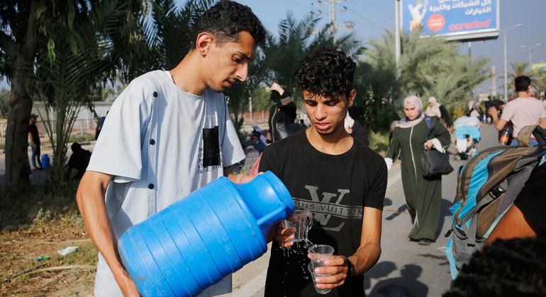 UN delivers more aid into Gaza on first day of humanitarian pause