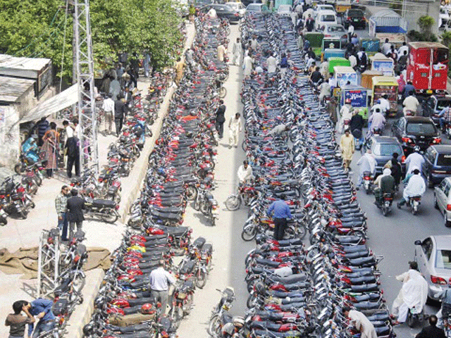 Illegal parking, Sindh High Court summoned KMC and traffic officers