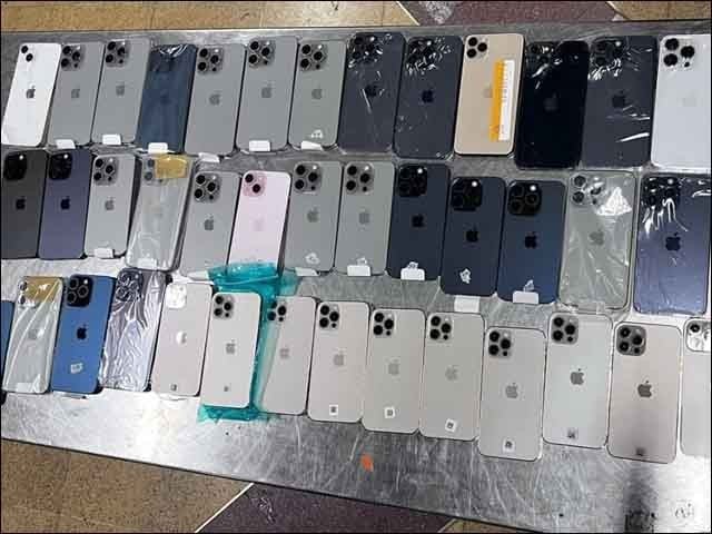 Karachi; The accused snatched a carton full of 34 iPhones from the car driver The victims are shopkeepers and were leaving Sadar Mobile Market with 34 iPhones in a carton