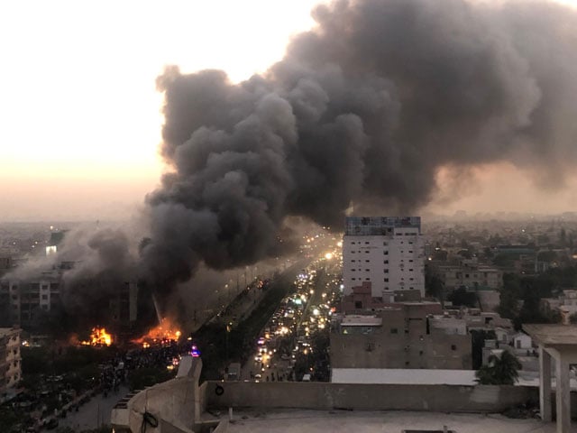 Karachi: Fire broke out in furniture shops on Ayesha Manzil, goods worth crores were destroyed