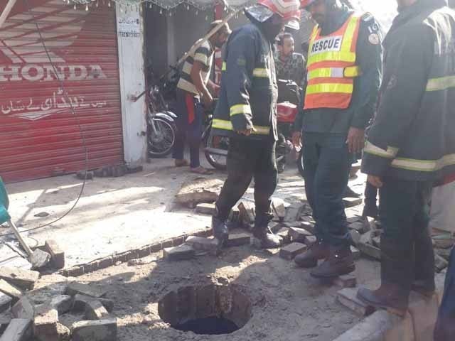 Lahore: 4 people were injured in an explosion in a sewer Photo: Rescue 1122
