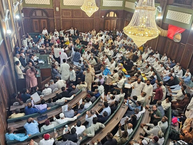 Karachi: Two groups of Tehreek-e-Insaf faced each other in the city council meeting