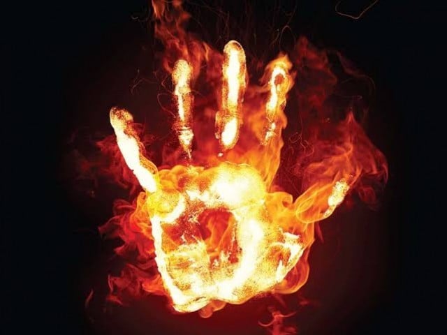 Karachi; The husband sprinkled petrol on his wife and set her on fire The owners were not able to pay the rent for many months due to bad financial conditions