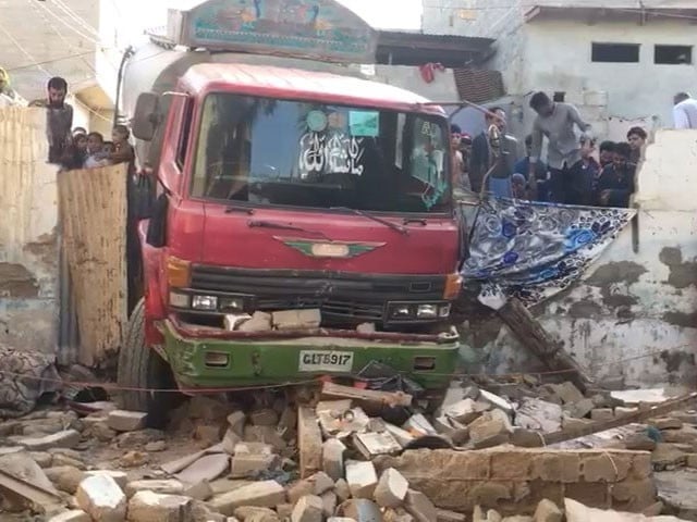 One person died after water tanker entered the house As a result of the accident, the doors and walls of the house collapsed.