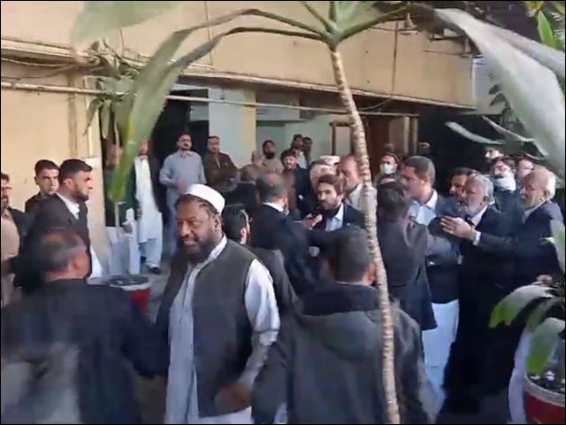 Clash between PTI and ANP lawyers in Peshawar High Court (Photo : Video Screen Grab)