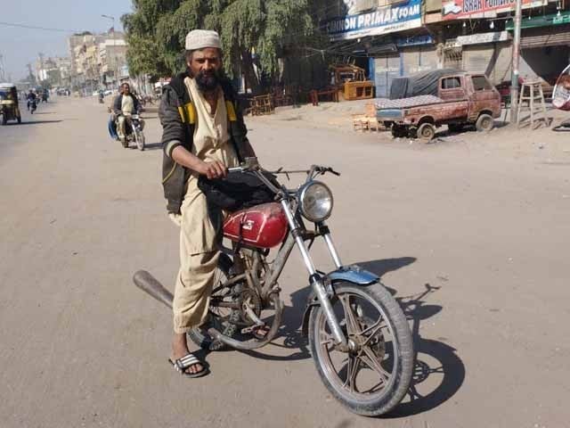 Hindermand of Karachi turned the motorcycle into a bicycle Photo: Express News