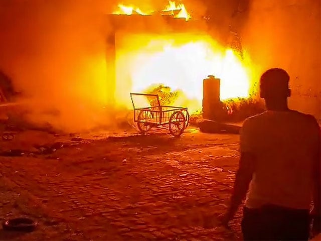 A fire broke out in Saddar Mobile Market in Karachi, dozens of shops were burnt