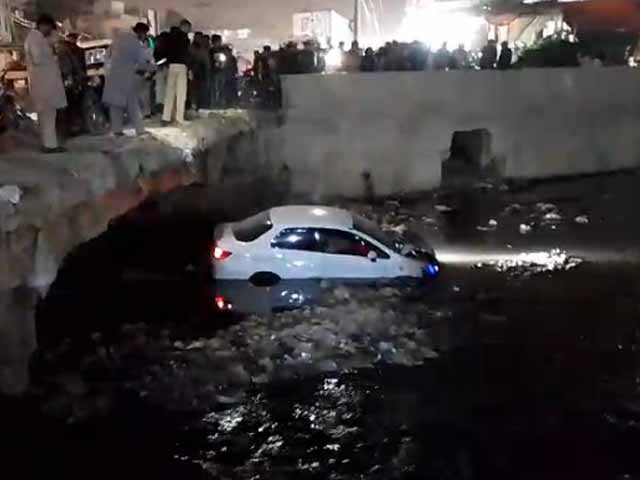 Karachi: The car with a young driver went out of control and fell into Gujarnale, the driver is safe