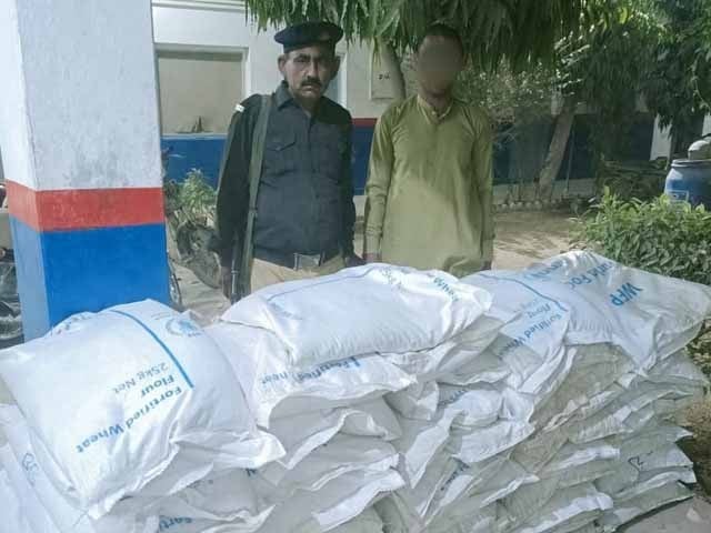 13 tons of blisters were recovered from a car coming to Karachi from Balochistan Photo: Express News