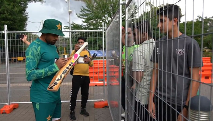 Barash, fans selfie with Babar during training session in Australia