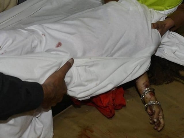 Karachi; Mother of 3 children committed suicide by jumping from seventh floor Two days ago, the children went to their father Abdul Jalil at his residence in Defence