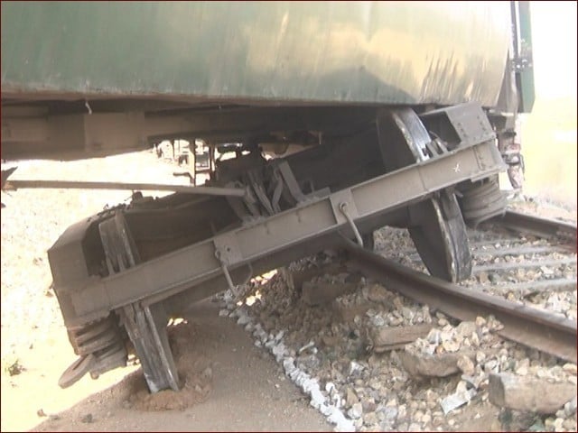 Karachi: Three coaches of Shalimar Express derailed Train derailed at Bin Qasim (Photos: Express)