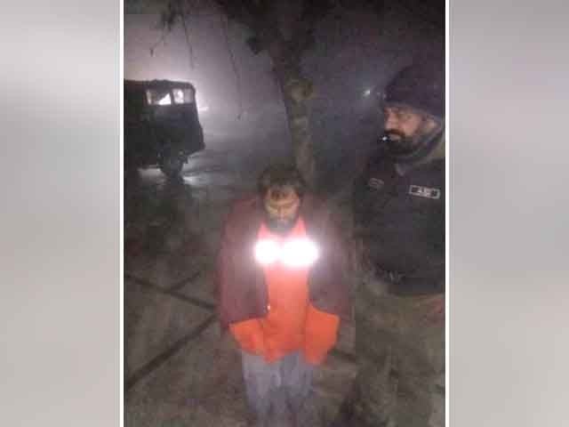 Lahore Police saved the life of an unconscious person due to extreme cold (Photo: Screen grab)